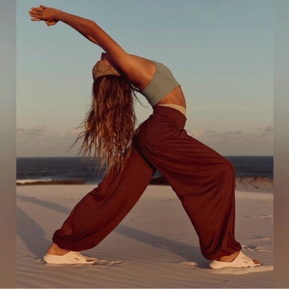 Closeout!▪️NWT Free People Movement Find Your Flow Pants in Argan Oil-M - Picture 3 of 7